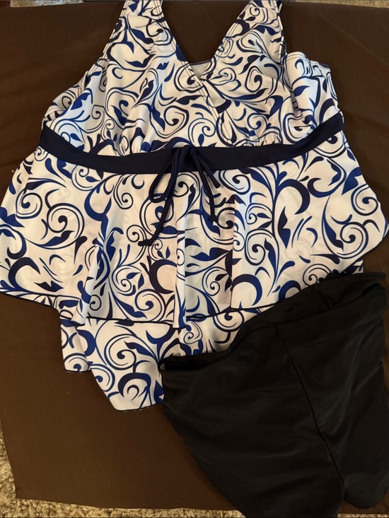 Other - NWOT Size XXL Blue & White Swirl Tankini with Black Bottoms
